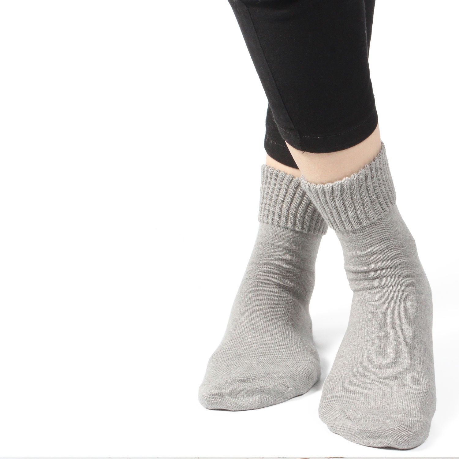 Loose-fitting heel-smoothing socks with elastic cuffs - 590a