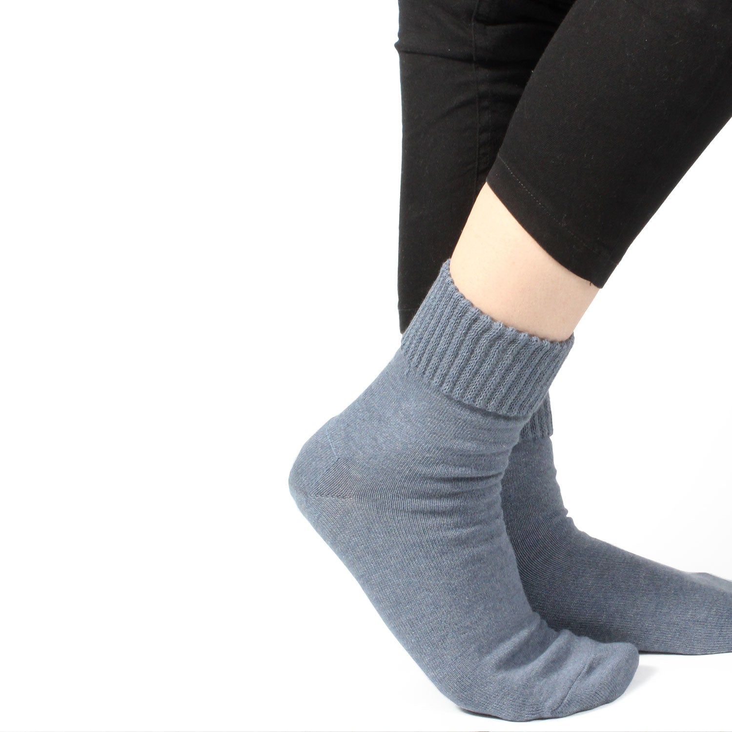 Loose-fitting heel-smoothing socks with elastic cuffs - 590a