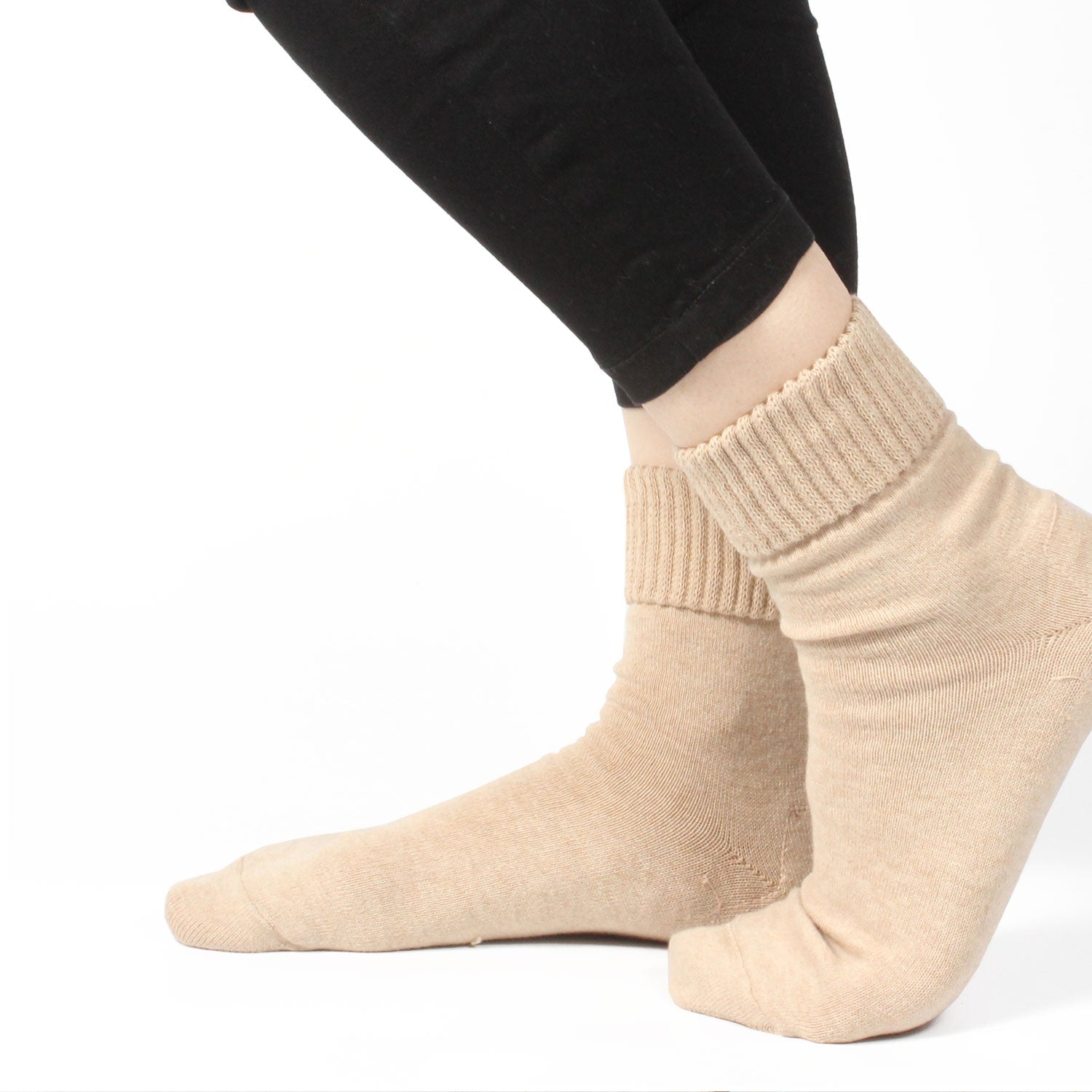 Loose-fitting heel-smoothing socks with elastic cuffs - 590a