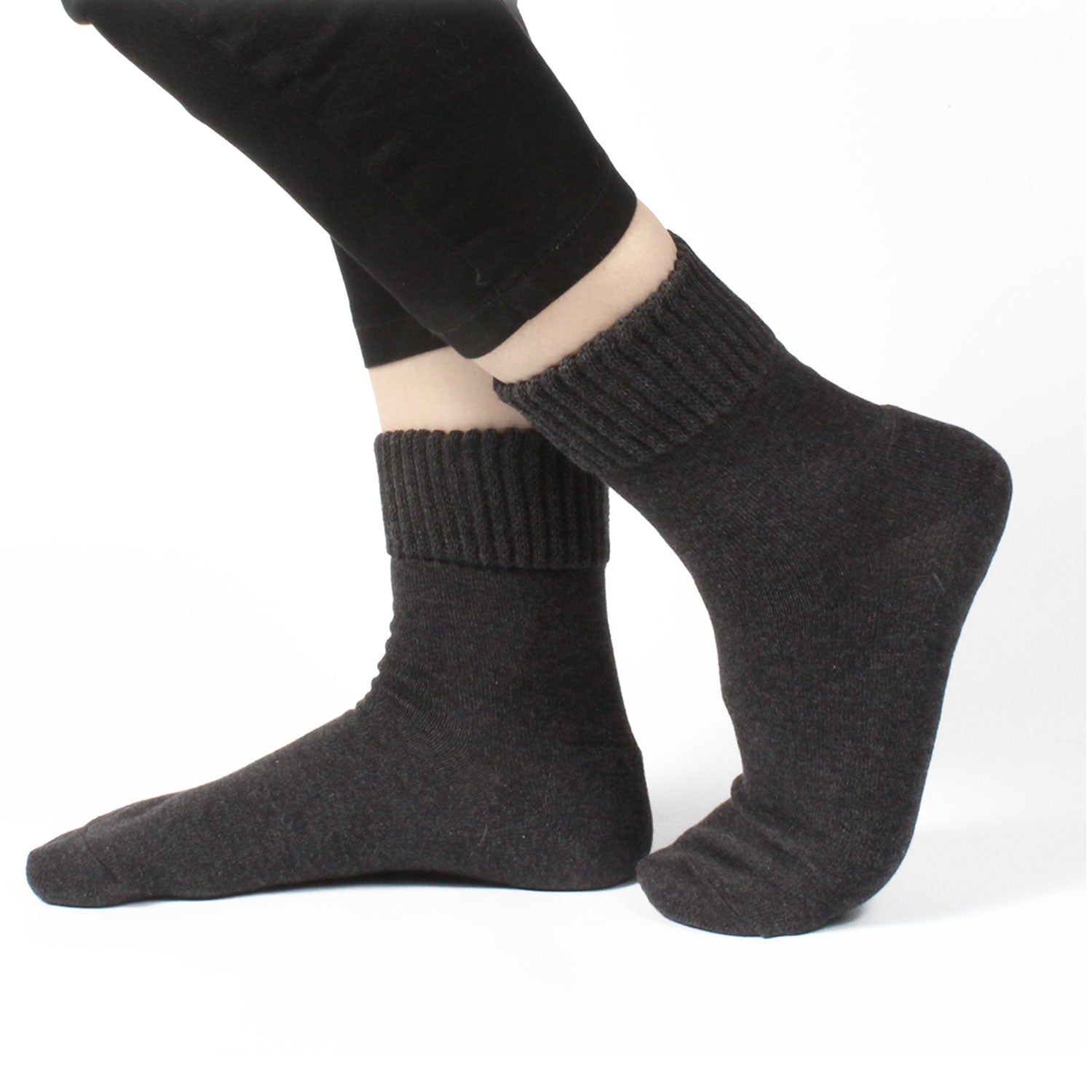 Loose-fitting heel-smoothing socks with elastic cuffs - 590a