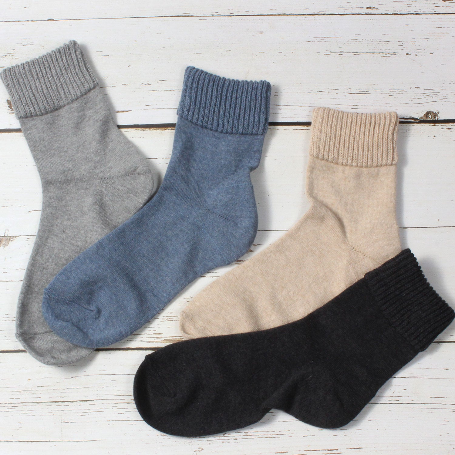 Loose-fitting heel-smoothing socks with elastic cuffs - 590a