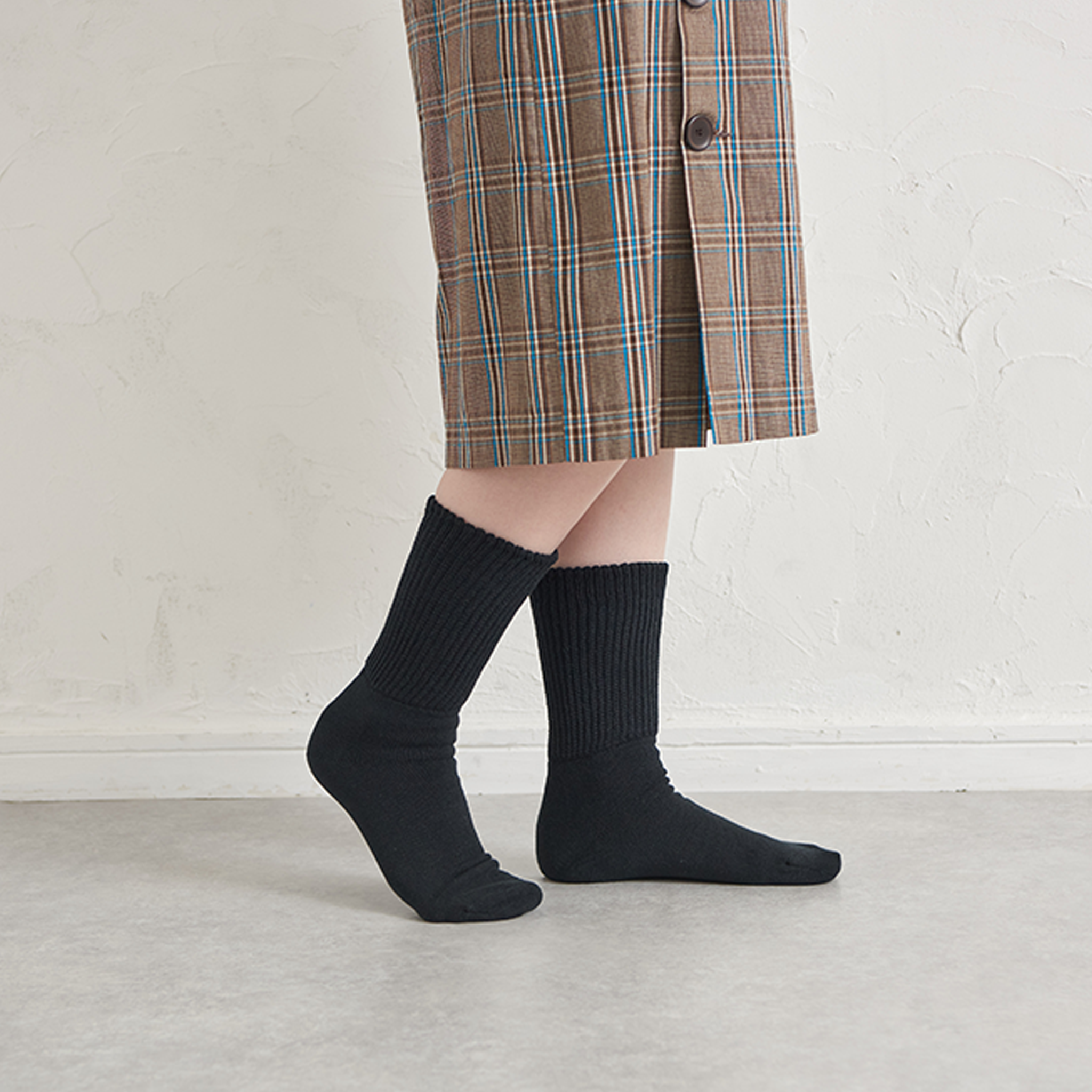 Loose-fitting heel-smoothing socks with elastic cuffs - 649