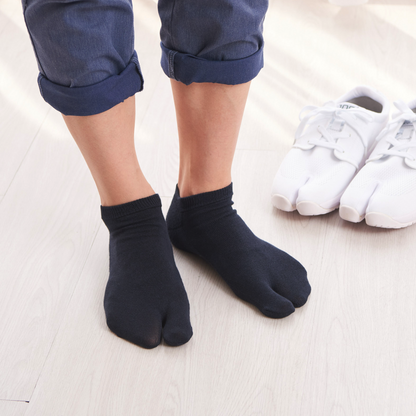 Enchanting Edo: Tokyo's 'tabi' socks support professionals' feet